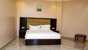 Skrivebord, wi-fi (inkludert) og sengetøy