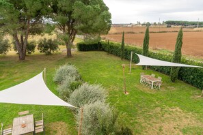 Outdoor dining - 5 minutes from the sea family apartment with large garden. Pet friendly. (Toscana)