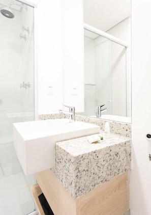 Comfort Studio Suite, 1 Queen Bed with Sofa bed | Bathroom | Shower, free toiletries, hair dryer, soap - Nomah - Aptos por Temporada no Brooklin (São Paulo)