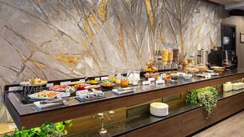Daily buffet breakfast (RUB 950 per person)