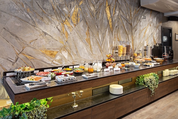 Daily buffet breakfast (RUB 950 per person)