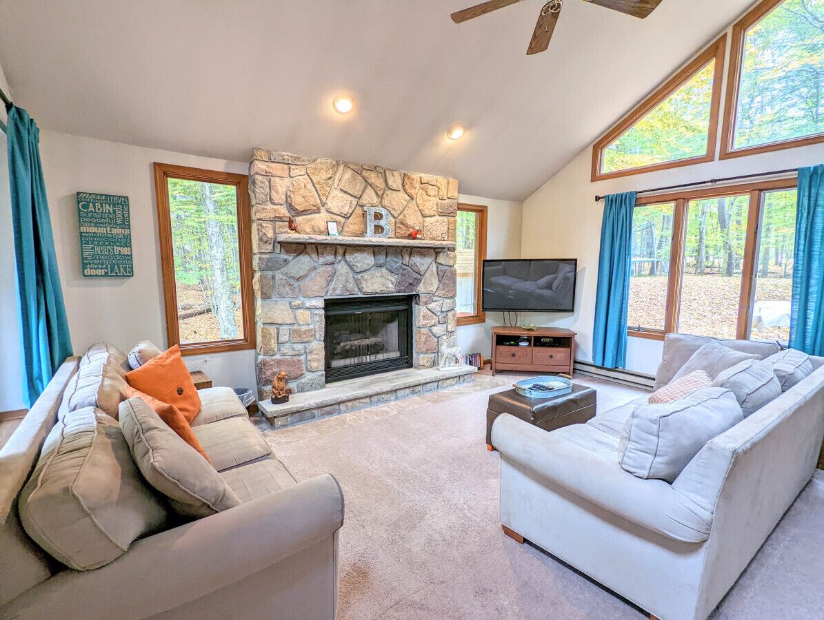 Private Home -  Hot Tub, Spacious Backyard, Games!