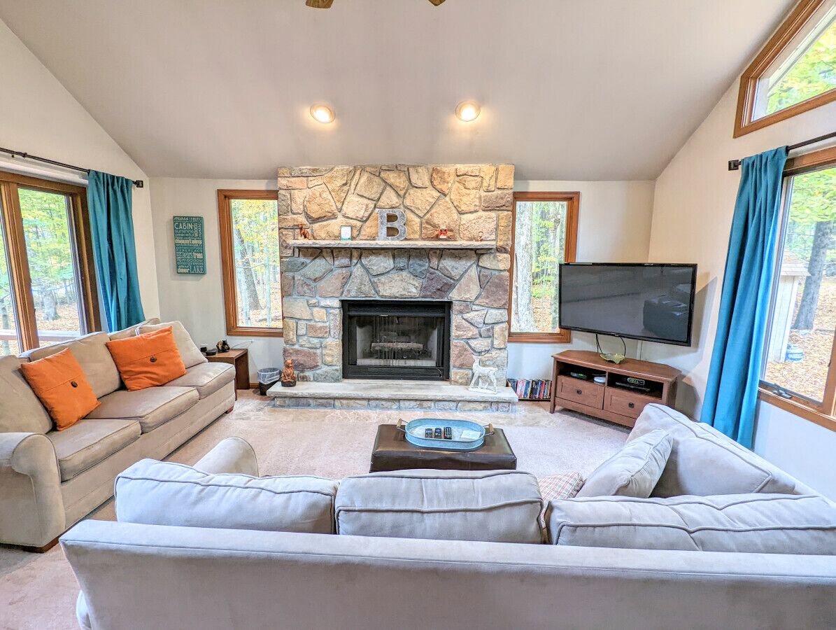 Private Home -  Hot Tub, Spacious Backyard, Games!