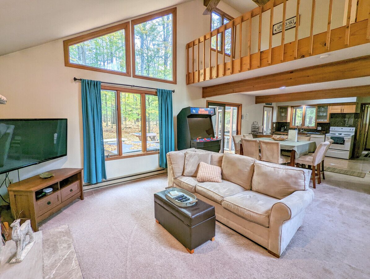 Private Home -  Hot Tub, Spacious Backyard, Games!