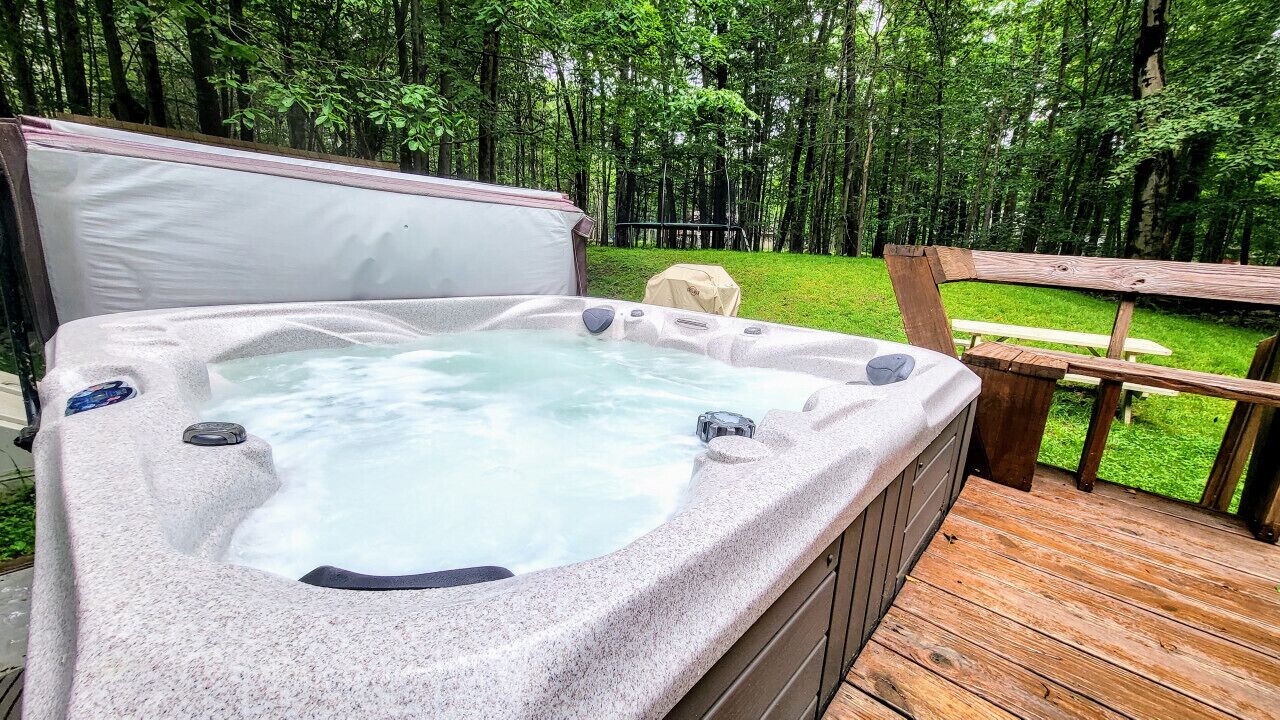 Private Home -  Hot Tub, Spacious Backyard, Games!
