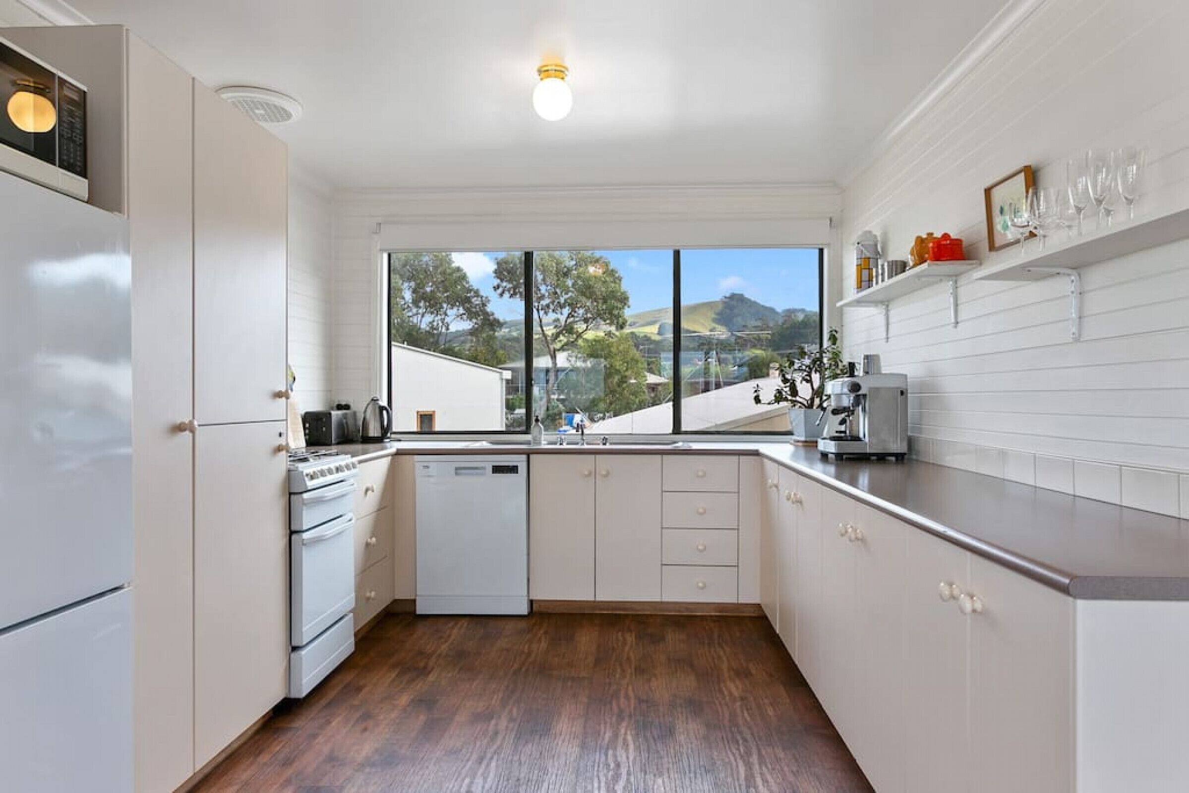 BEACHY KEEN - Walk to the beach