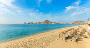 En la playa, camastros y toallas de playa 