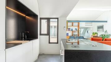 Een koelkast, een oven, een kookplaat, een vaatwasser