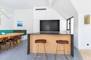 Fridge, oven, stovetop, dishwasher