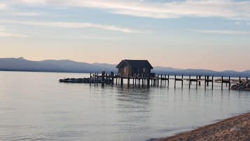 Chaises longues, serviettes de plage