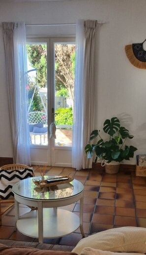 TV connectée, cheminée, baby-foot, livres