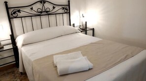 1 bedroom, travel crib, free WiFi, bed sheets - Apartment 1 (Almagro)