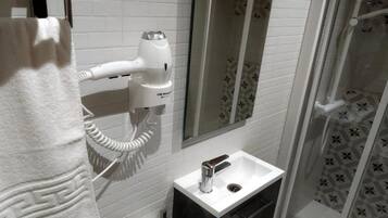 Een douche, een haardroger, handdoeken, zeep