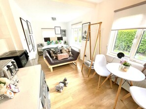 1 bedroom, free WiFi - SUPER COMFY GARDEN ANNEX - Sleeps 3 (London)