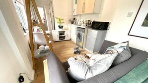 Unclassified image, 4 of 35, button - SUPER COMFY GARDEN ANNEX - Sleeps 3 (London)