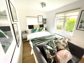 1 bedroom, free WiFi - SUPER COMFY GARDEN ANNEX - Sleeps 3 (London)