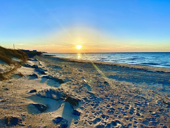 Beach nearby, sun loungers, beach towels - Charming House with Heated Pool and Multiple Water Views (Montauk)