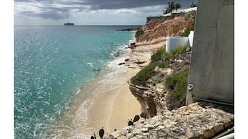 En la playa, camastros y toallas de playa