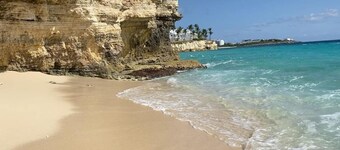 Oceanfront Paradise: Luxurious Penthouse with Spectacular Pools and Peloton