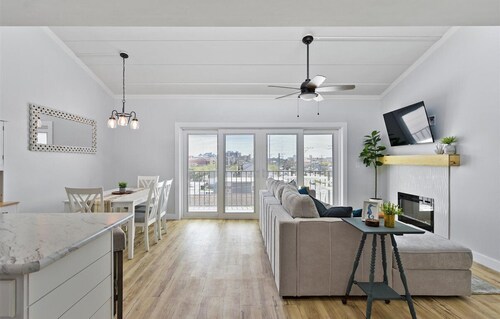 Amazing 2 BR 1 BA Ocean Block Condo with Ocean Views