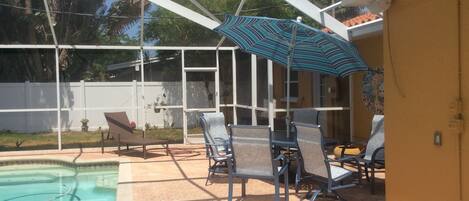 Utendørsbasseng og et oppvarmet basseng