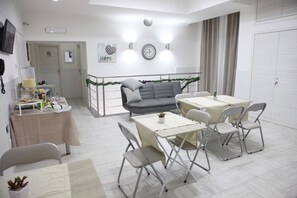 朝食 (ビュッフェ)、毎日提供 (1 名様 5 EUR)