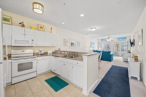 Fridge, microwave, oven, stovetop - Ocean Keyes 3622 -  Bedroom Condo - Walk to Beach - Screened In Porch (North Myrtle Beach)