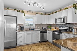 Jääkaappi, mikroaaltouuni, uuni, liesi