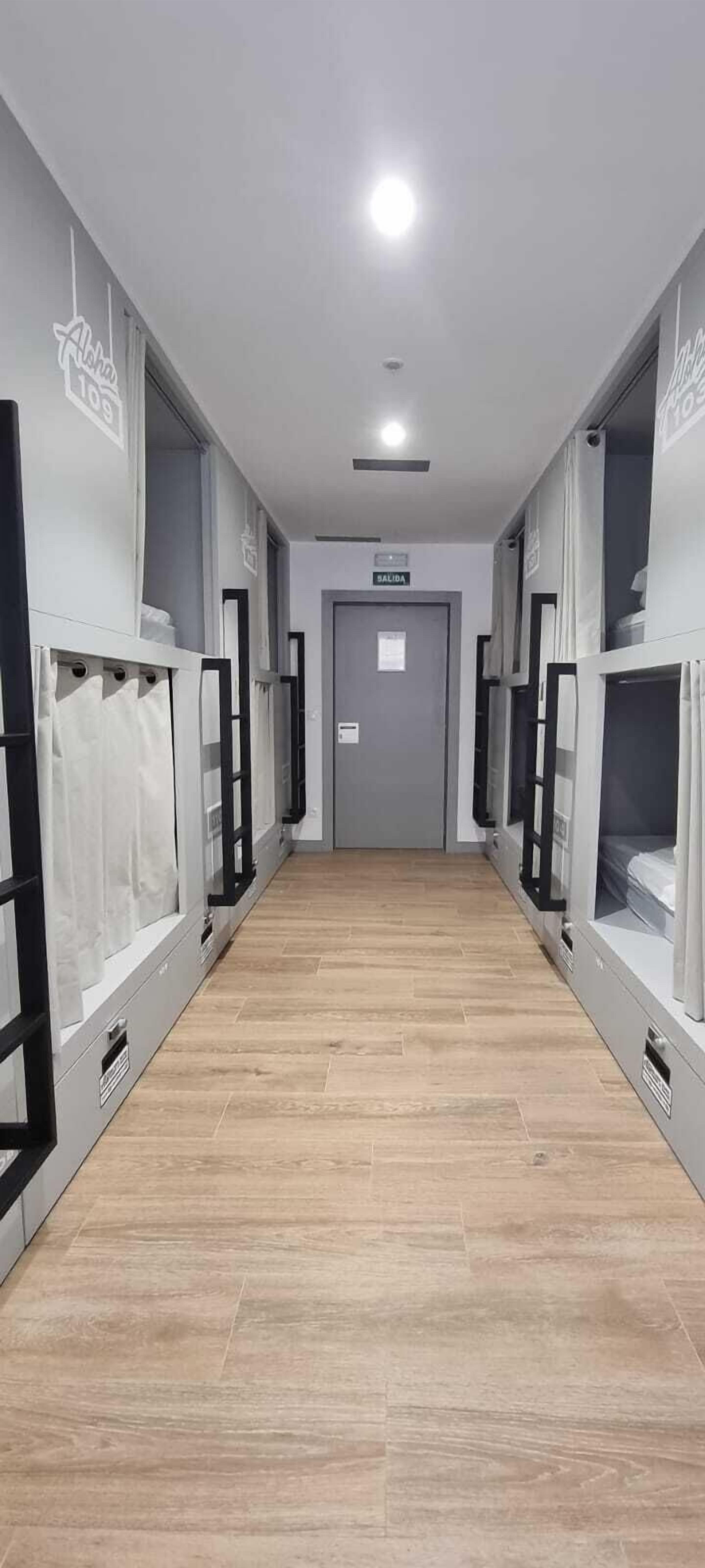 Habitación, dormitorio mixto | Wifi gratis y ropa de cama 