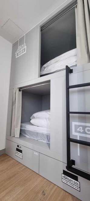 Habitación, dormitorio mixto | Wifi gratis y ropa de cama