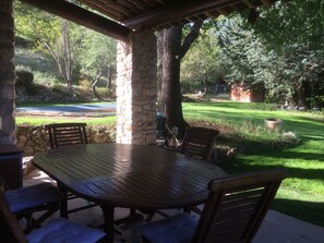 Outdoor dining - Authentique Maison de Charme Avec Piscine Pour Vacances en Famille, Entre Amis (Beaumont-de-Pertuis)