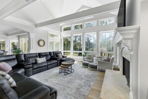 Smart-TV, Kamin, Tischtennisplatte