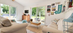 TV, offices - Maison Proche des Plages Avec Jacuzzi et Grand Jardin (Les Mathes)