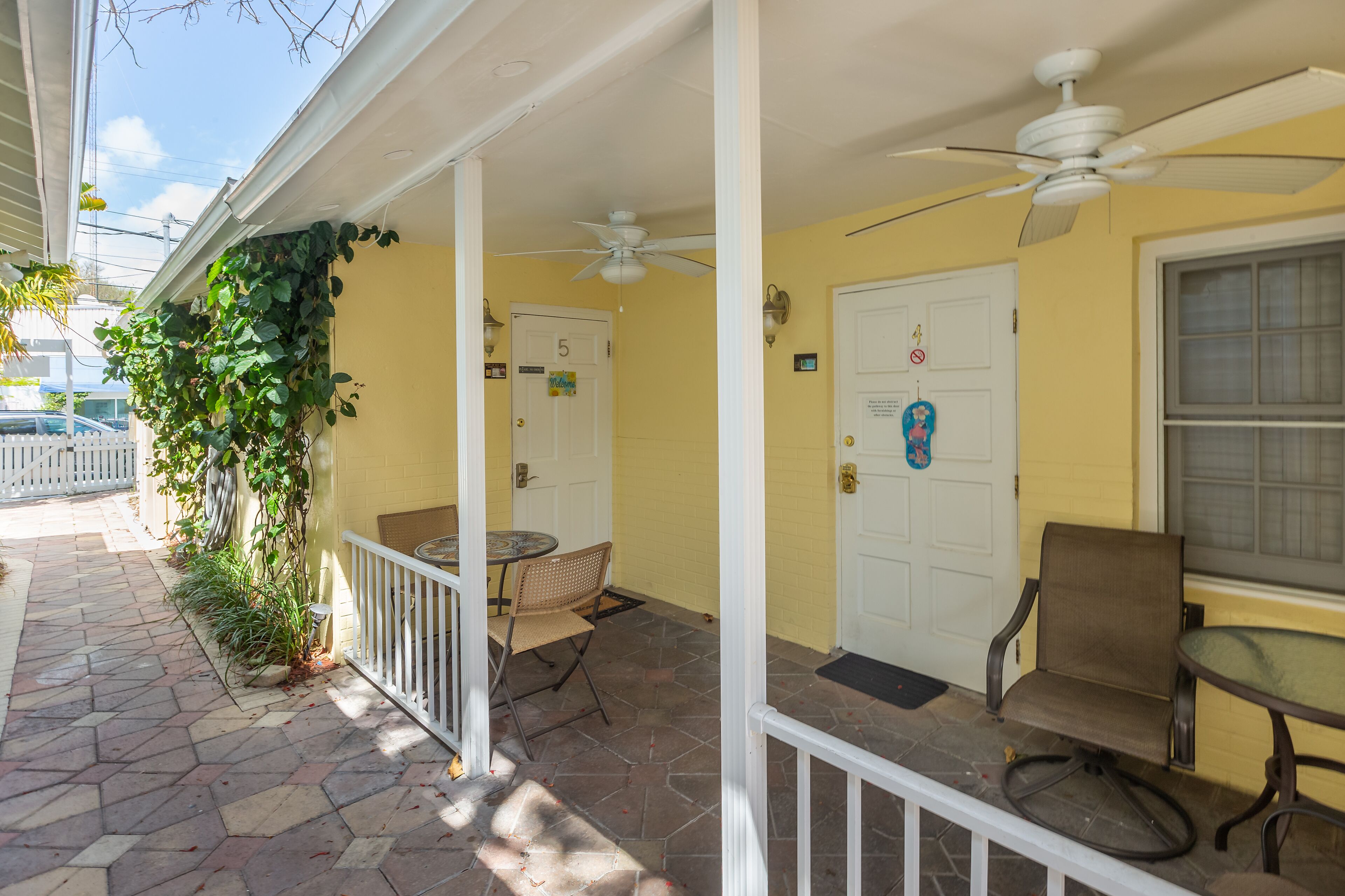 Southernmost Retreat: 2 Blocks from Duval in Old Town.