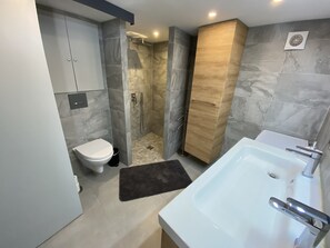 Douche, sèche-cheveux, serviettes fournies