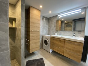 Dusche, Haartrockner, Handtücher