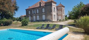 Una piscina al aire libre, una piscina climatizada