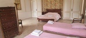 7 habitaciones, tabla de planchar con plancha y cuna de viaje