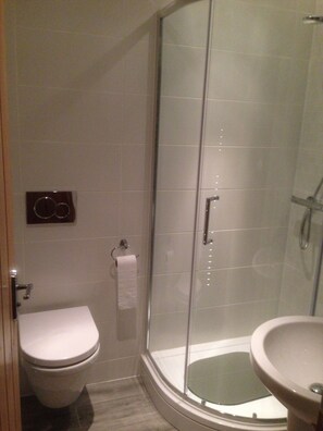 Combined shower/bathtub, hair dryer, towels, soap - 2 Bedroom 2 Bathroom Old Town Royal Mile by Edinburgh Castle (Edinburgh)