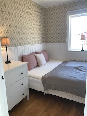 2 bedrooms, iron/ironing board, travel cot, free WiFi