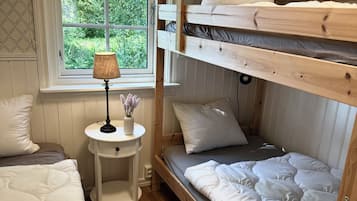 2 habitaciones, tabla de planchar con plancha y cuna de viaje
