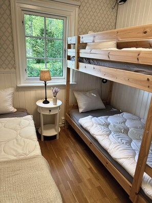 2 habitaciones, tabla de planchar con plancha y cuna de viaje