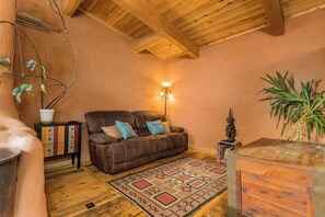 TV, books - Beautiful Off-Grid Living @ Granny Flats (Spearfish)