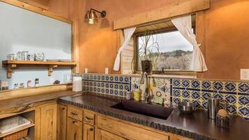 Fridge, oven, stovetop, coffee/tea maker