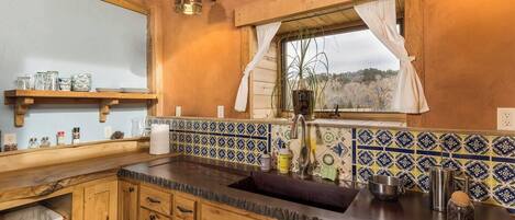 Fridge, oven, stovetop, coffee/tea maker