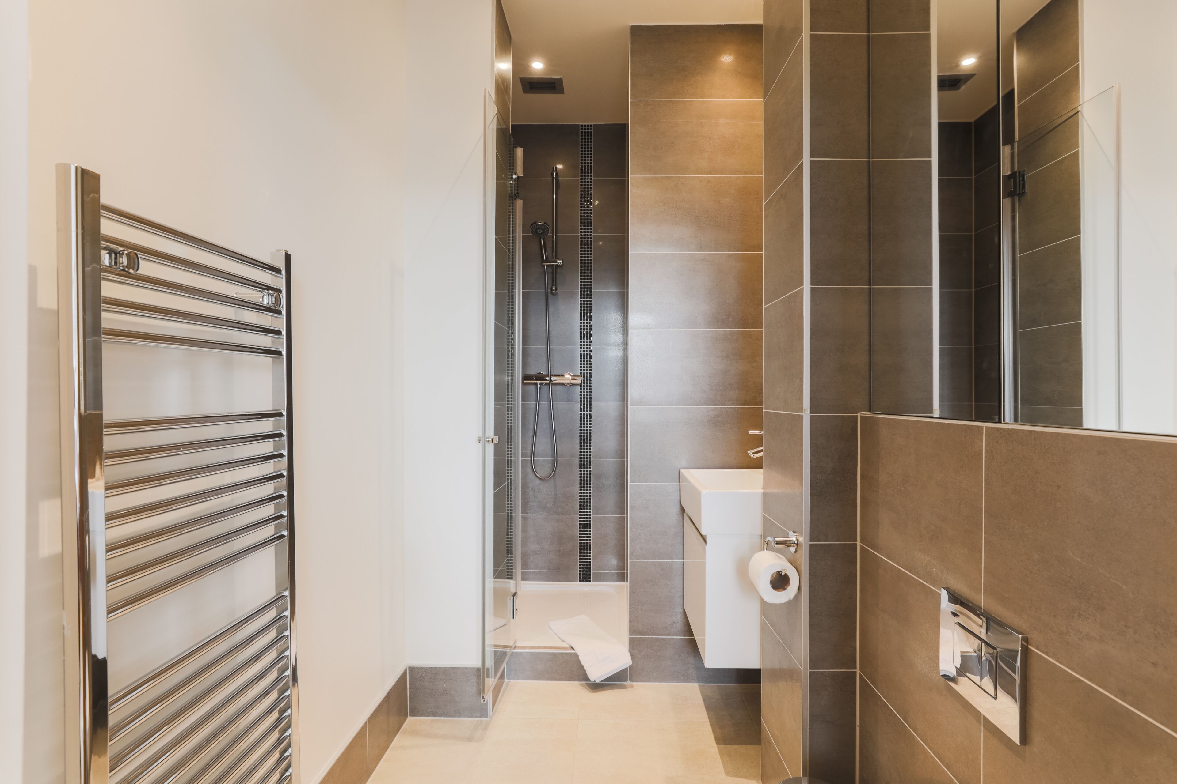 Apartamento executivo | Banheiro | Produtos de toalete grátis, secador de cabelo, toalhas de banho 