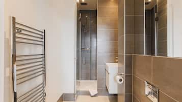 Apartamento executivo | Banheiro | Produtos de toalete grátis, secador de cabelo, toalhas de banho