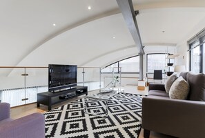 Apartamento presidencial | Área de estar | TV LCD 42 polegadas com canais via satélite, TV