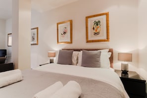 Luxury Studio Suite | Premium bedding, Select Comfort beds, individually decorated - Monument by Excel Apartments (London)