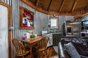 Fridge, microwave, oven, stovetop - ⭐ Northern Montana Yurt-WiFi-smart tv  ⭐ (Superior)